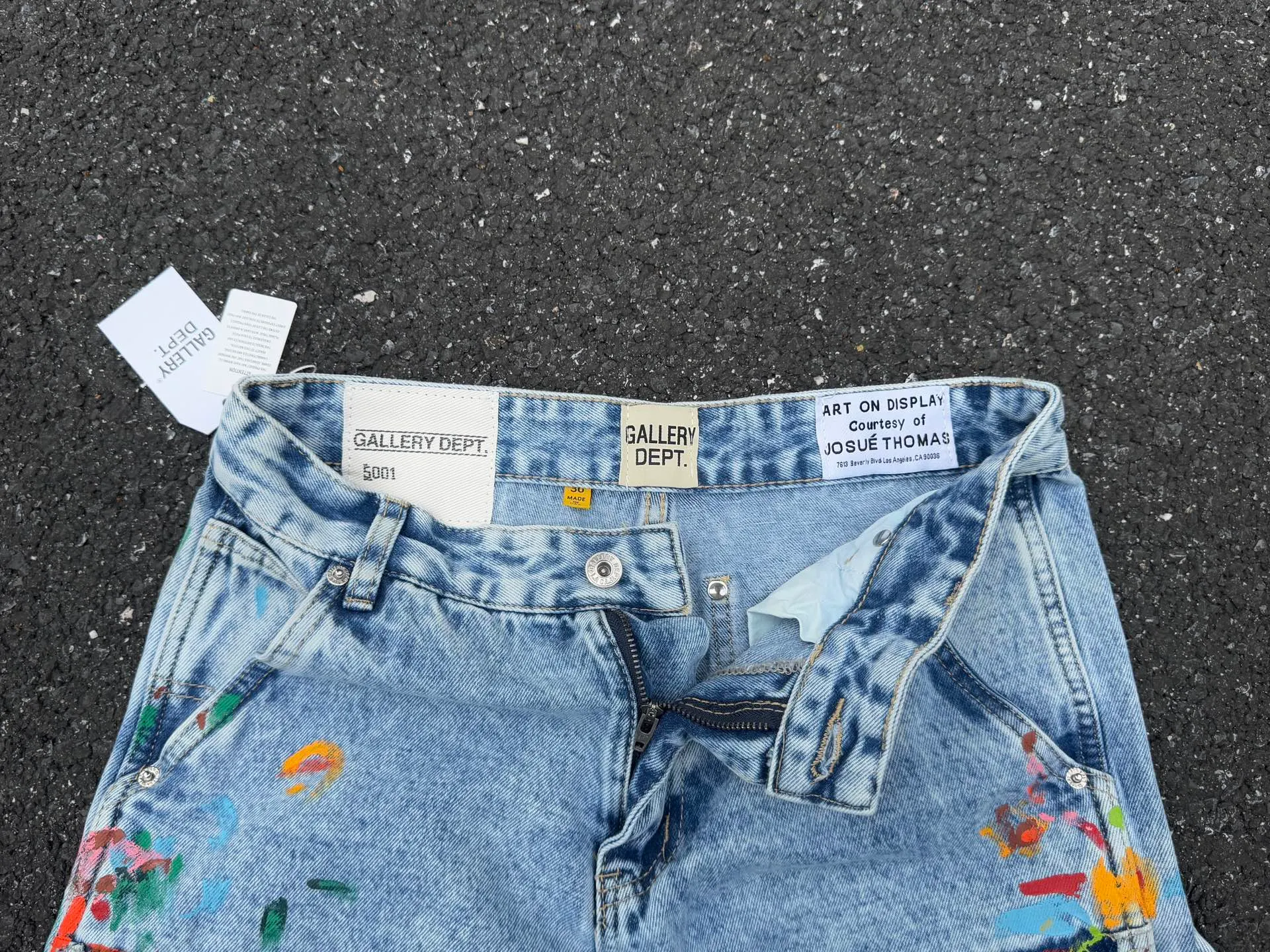 P250💰G94 GALLERY DEPT. Spliced ​​patches, ink-splashed denim bell-bottoms, washed distressed patchwork jeans, denim washing factory. During the process, the owner of the washing factory helped introduce a boss who once worked at Levi's OEM factory and then started his own business. This also paved the way for the following styles. Therefore, Levi's remodeled single product for the base plate is really familiar. Whether it is the fabrics supplied or the lathes used in production, there is nothing to choose from. -Color: blue -Number of codes: 28 30 32 34 36